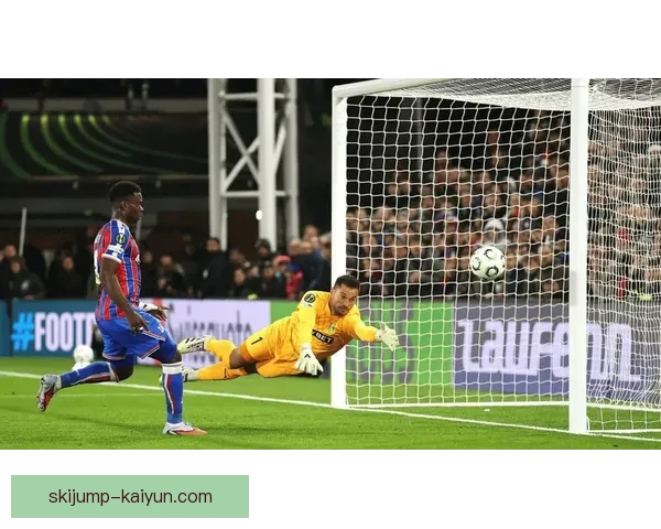 英超后卫表现持续提升，球队防线稳健助力争夺冠军